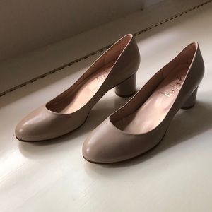 Classic nude pumps